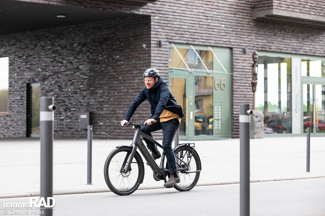 Im Straßenverkehr gibt das top ausgestattete E-Bike mit seiner unaufgeregten Fahrweise Selbstvertrauen.