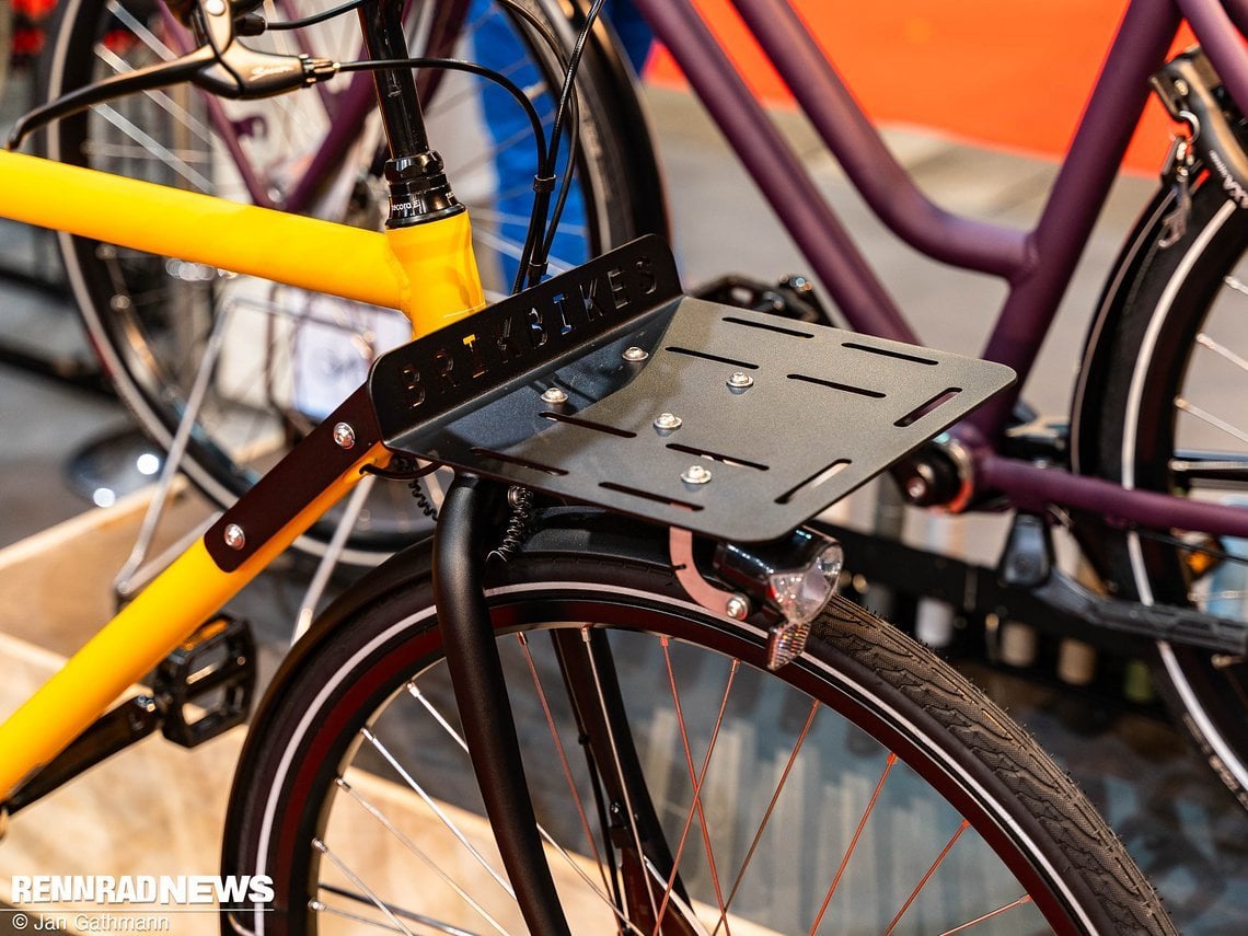 … und ein innovatives Front Rack, welches komplett entkoppelt von der Gabel – und damit auch vom Lenkvorgang – am Unterrohr des Rahmens angebracht ist.