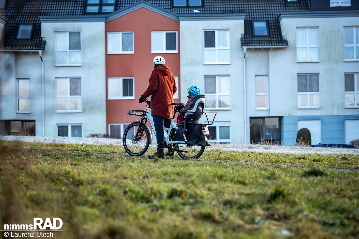 Dank der stabilen Rahmenkonstruktion lassen sich bis zu 65 kg auf dem hinteren Gepäckträger transportieren. Kinder sitzen dabei besonders komfortabel – vor allem mit den optionalen „Passenger Kits“ inklusive Fußrasten und Haltegriffen.