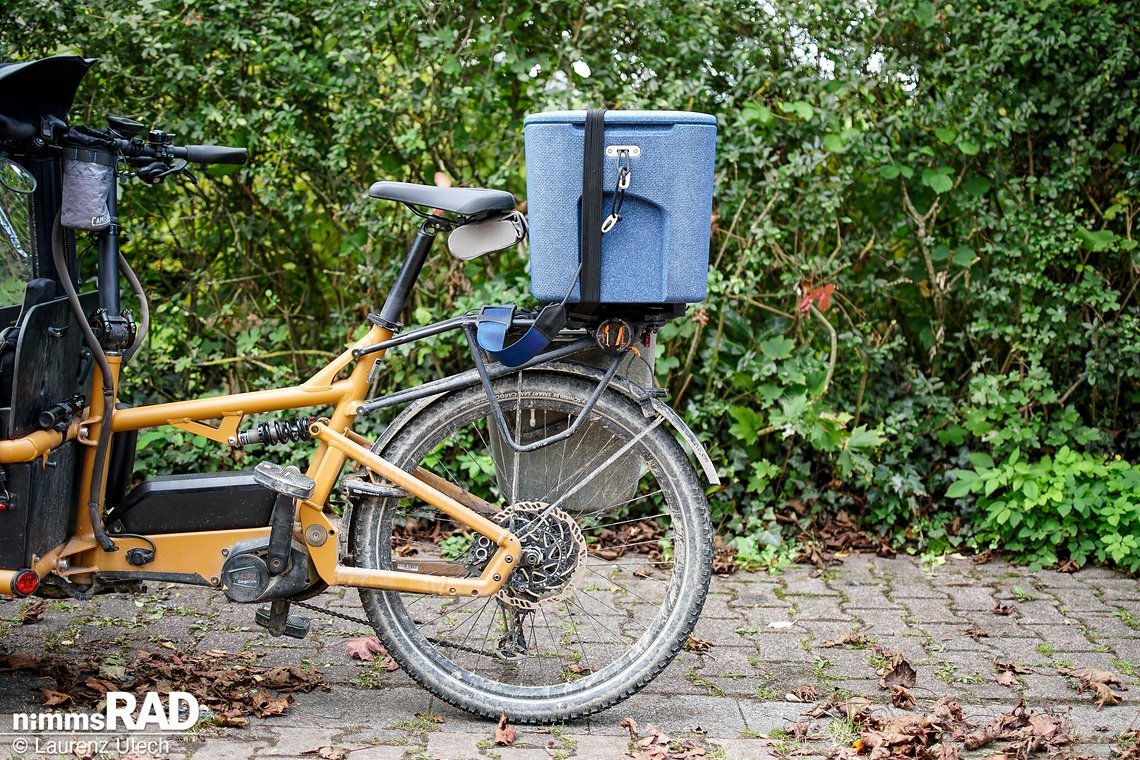 Dank des mitgefederten Gepäckträgers an unserem vollgefederten Testbike sind Box und Inhalt deutlich weniger Erschütterungen ausgesetzt, was sich spürbar auf Geräuschentwicklung und Fahrgefühl auswirkt.