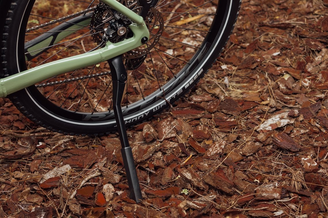 Sieht nicht danach aus, aber der Ständer am Kemen soll das Bike auch im voll beladenen Zustand, also etwa mit Kleinkind im Kindersitz, sicher halten.