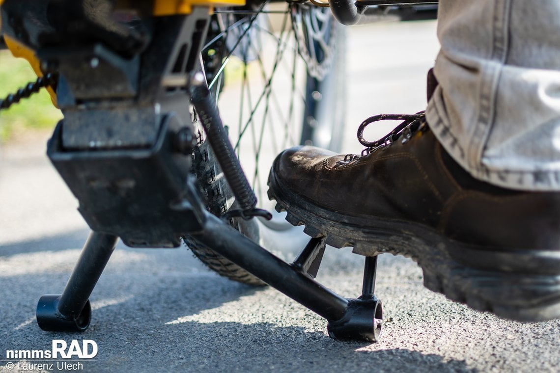 Der Zweibeinständer des PakYak ermöglicht durch einen Fußhebel ein einfaches Aufbocken des Bikes.