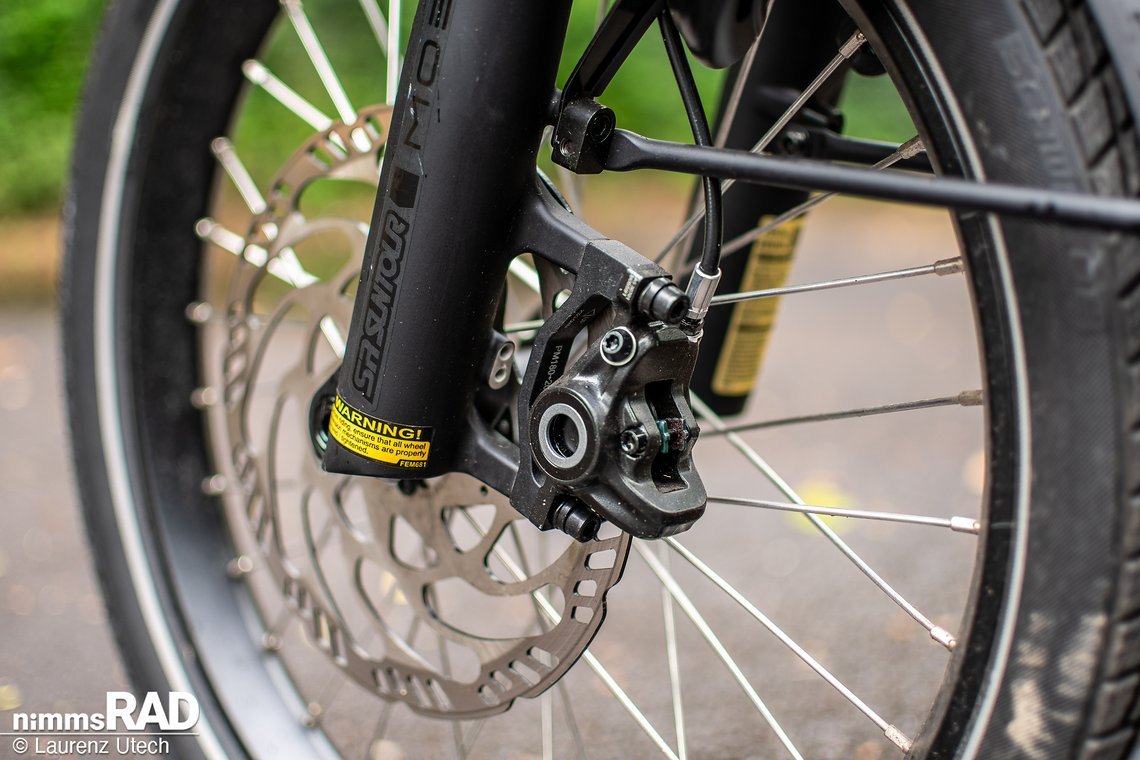 Magura MT4-Bremsen mit großer 203-mm-Scheibe vorne – solide, aber mit Luft nach oben.