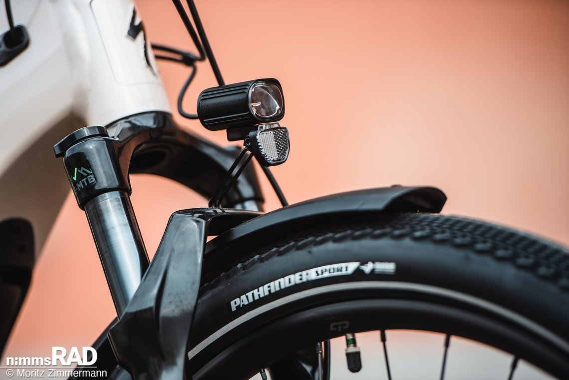 Specialized setzt bei der Beleuchtung von Turbo Como und Turbo Vado auf den Hersteller Lezyne. Am 5.0-Modell ist die Lezyne Ebike Power E115 mit 310 Lumen verbaut.