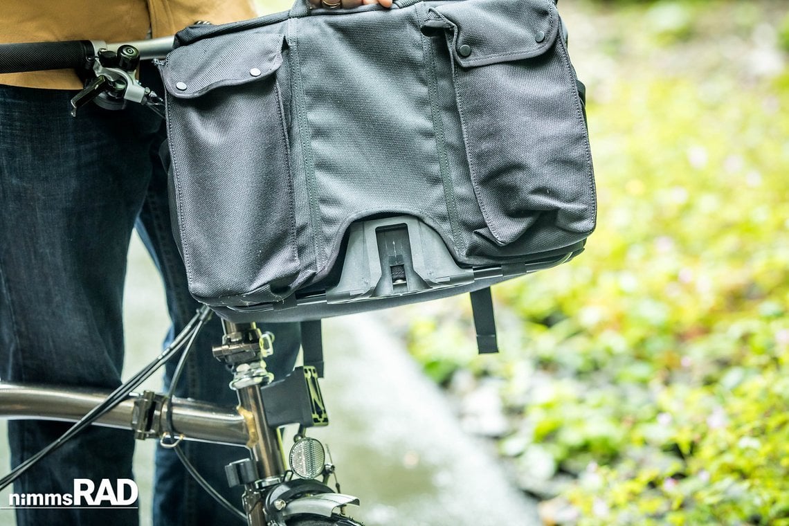 Der Metro Messenger Bag von Brompton ist hochwertig verarbeitet und lässt sich direkt an den Trägerblock des Bromptons anschließen.