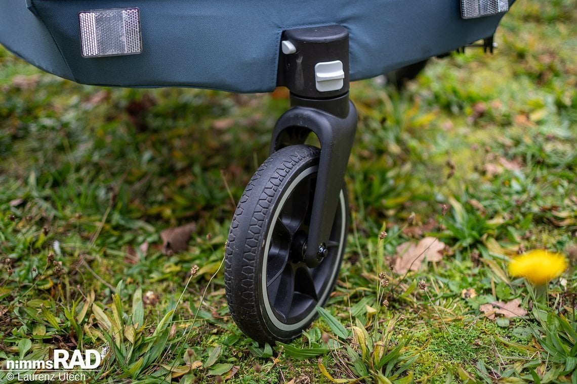 Schwenkbares Buggy-Rad für optimale Wendigkeit im Stadtverkehr.