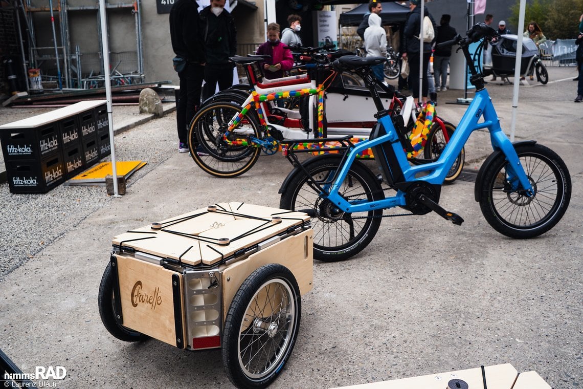 Der Carette Anhänger wurde erstmals auf der Eurobike 2021 vorgestellt, wird hier von einem Qio Kompaktrad gezogen und hält einige praktische Features parat.