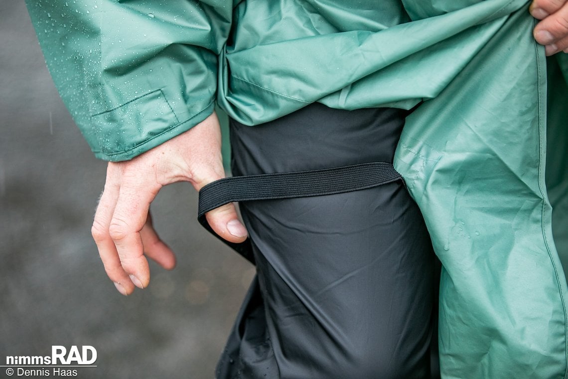 Gummibänder halten den Poncho am Oberschenkel fest. Wenn man dies möchte.