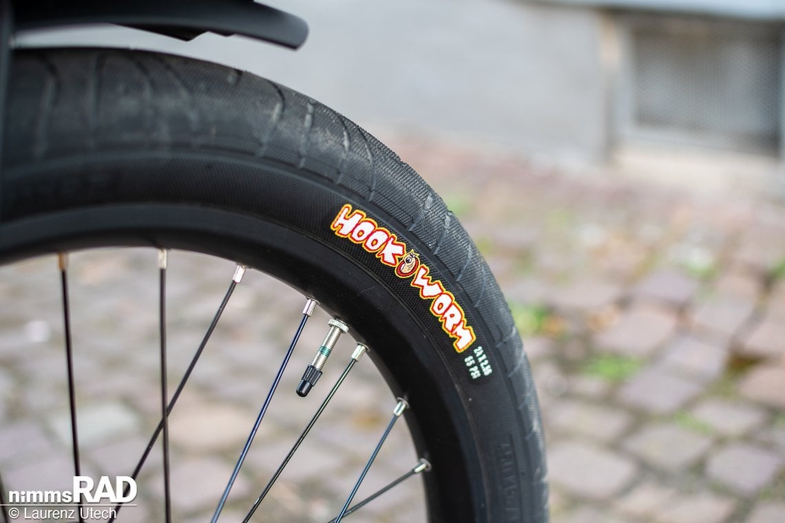 Am Vorderrad arbeitet ein 2,5 Zoll breiter Maxxis Hookworm …