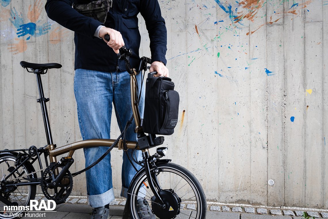 … Das sollte man auch immer tun, wenn man das Fahrrad doch mal nicht mitnehmen sollte, denn ein Schloss dafür gibt es nicht.