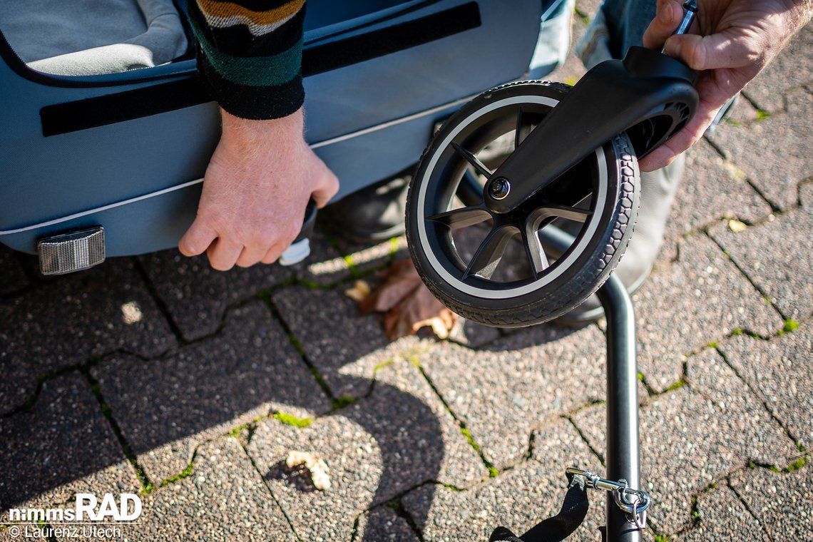 Auch das Einsatzen des Buggyrades ist denkbar einfach gestaltet: Beidseitig die Knöpfe an der Aufnahme drücken und das Rad hineinstecken – fertig.