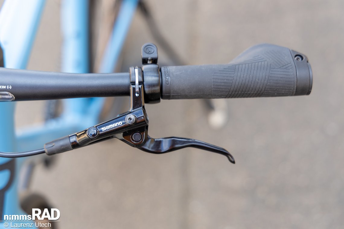 Hydraulische Shimano-Scheibenbremsen sorgen für zuverlässige Verzögerung im urbanen Alltag.