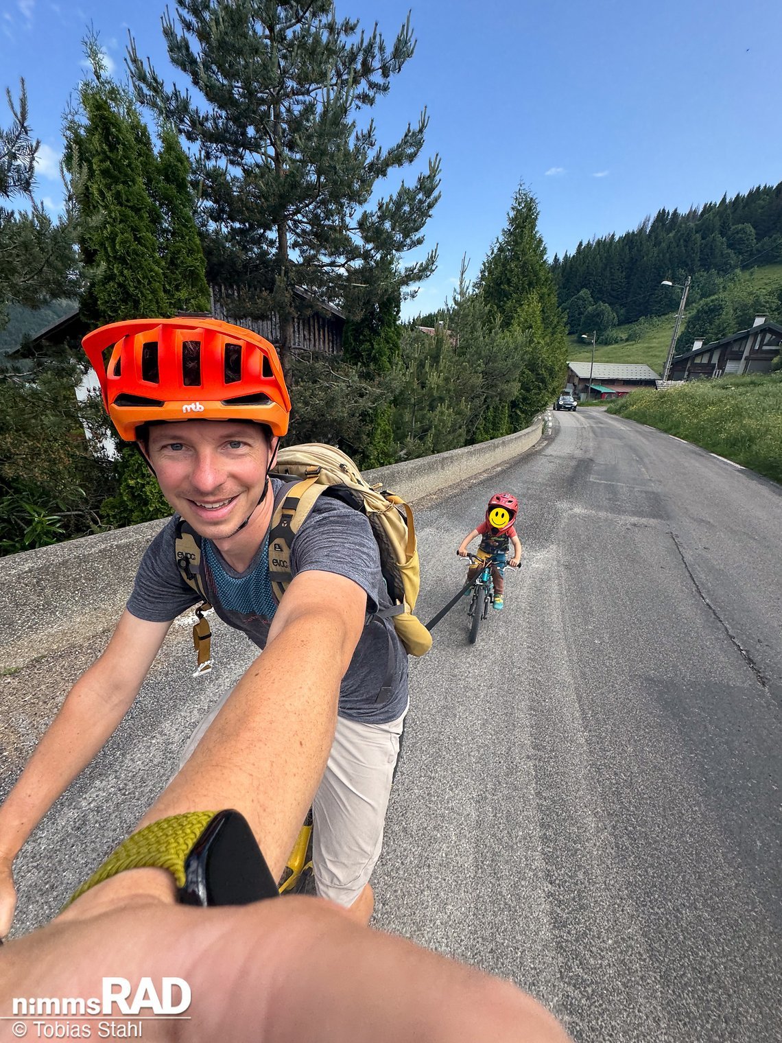 ... und ohnehin kommt dann ja schon bald das Alter, in dem man ein Abschleppseil verwendet und das Kind selbst auf die Trails will