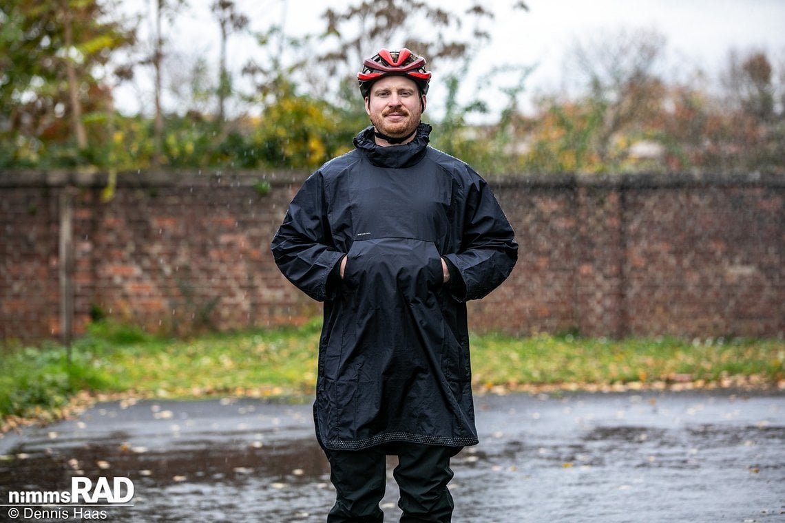 POC Antwerp Regenponcho: Stylisch und mit einigen cleveren Funktionen ausgestattet, aber eines der hochpreisigsten Produkte im Testfeld.