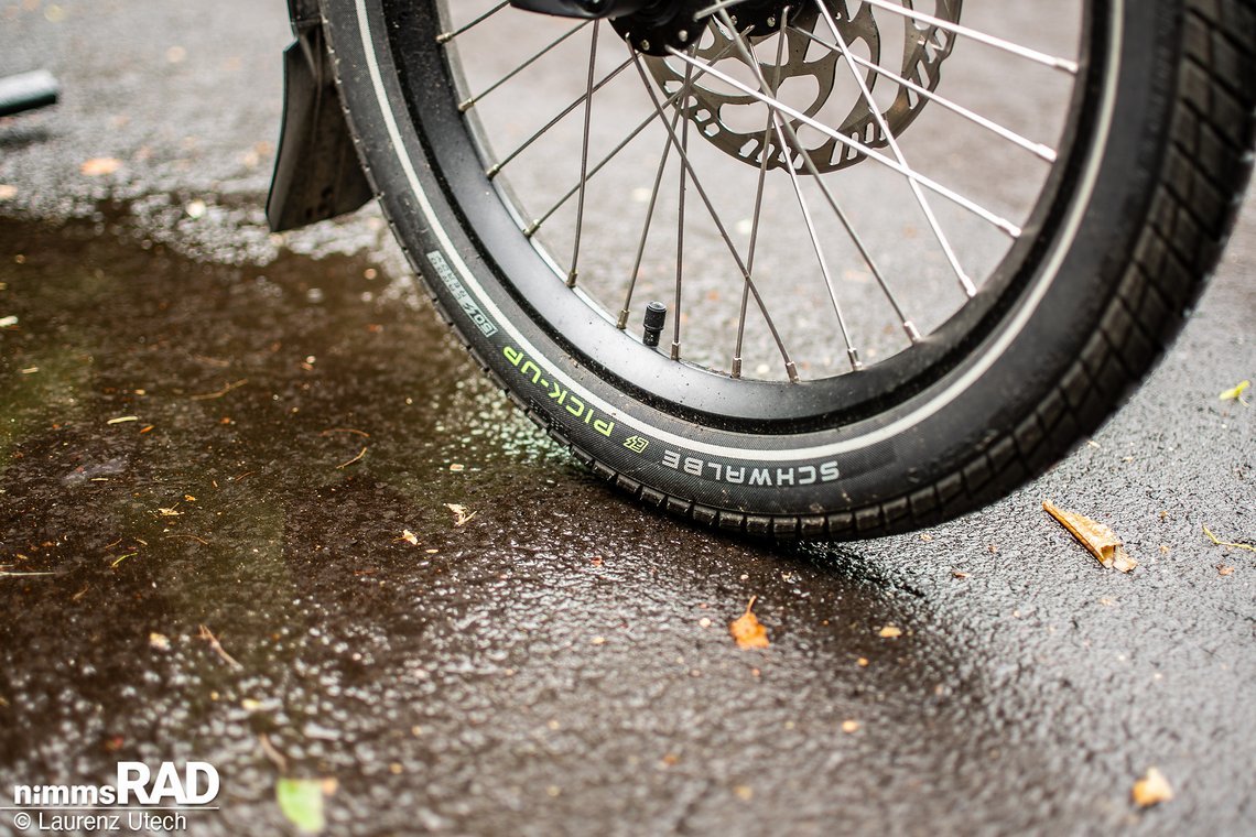 Viel Traktion, hohe Tragkraft: Die Schwalbe Pick-Up Reifen auf 20-Zoll-Laufrädern meistern urbane Untergründe souverän.