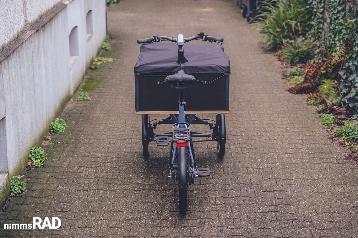 Die Transportbox aus Siebdruckplatten verfügt über 210 Liter Transportvolumen.