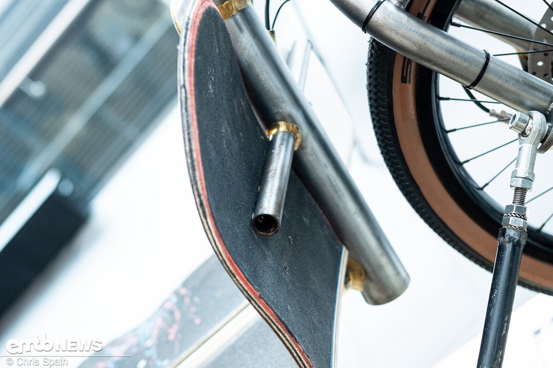 Alte Skateboard-Decks dienen als Tragefläche und unterstreichen den Upcycling-Gedanken.