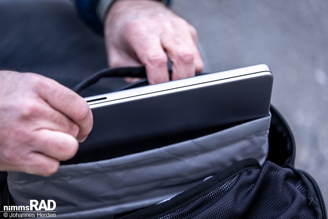 Ein Laptop findet im integrierten Innenfach Platz.