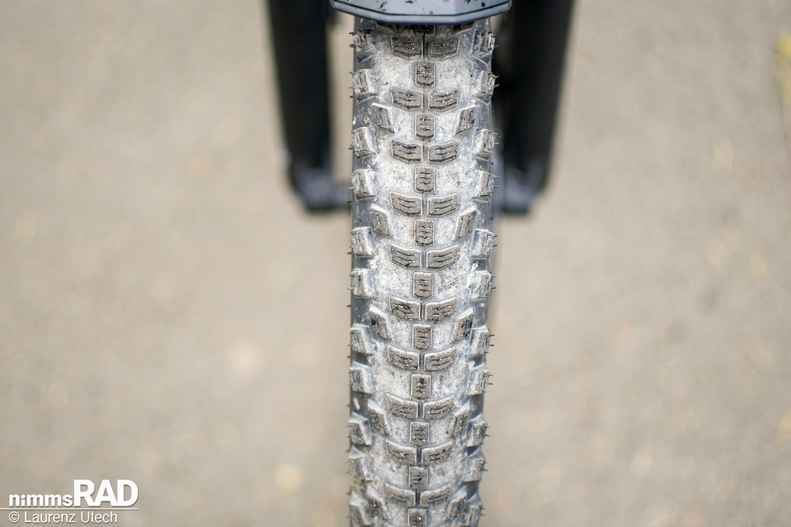 Der Schwalbe Smart Sam in 27,5″ mit markantem Mittelsteg und kantigen Außenstollen vereint gutes Abrollverhalten auf Asphalt mit sicherem Grip auf Wald- und Schotterwegen. Der Schwalbe Smart Sam in 27,5″ mit markantem Mittelsteg und kantigen Außenstollen vereint gutes Abrollverhalten auf Asphalt mit sicherem Grip auf Wald- und Schotterwegen.
