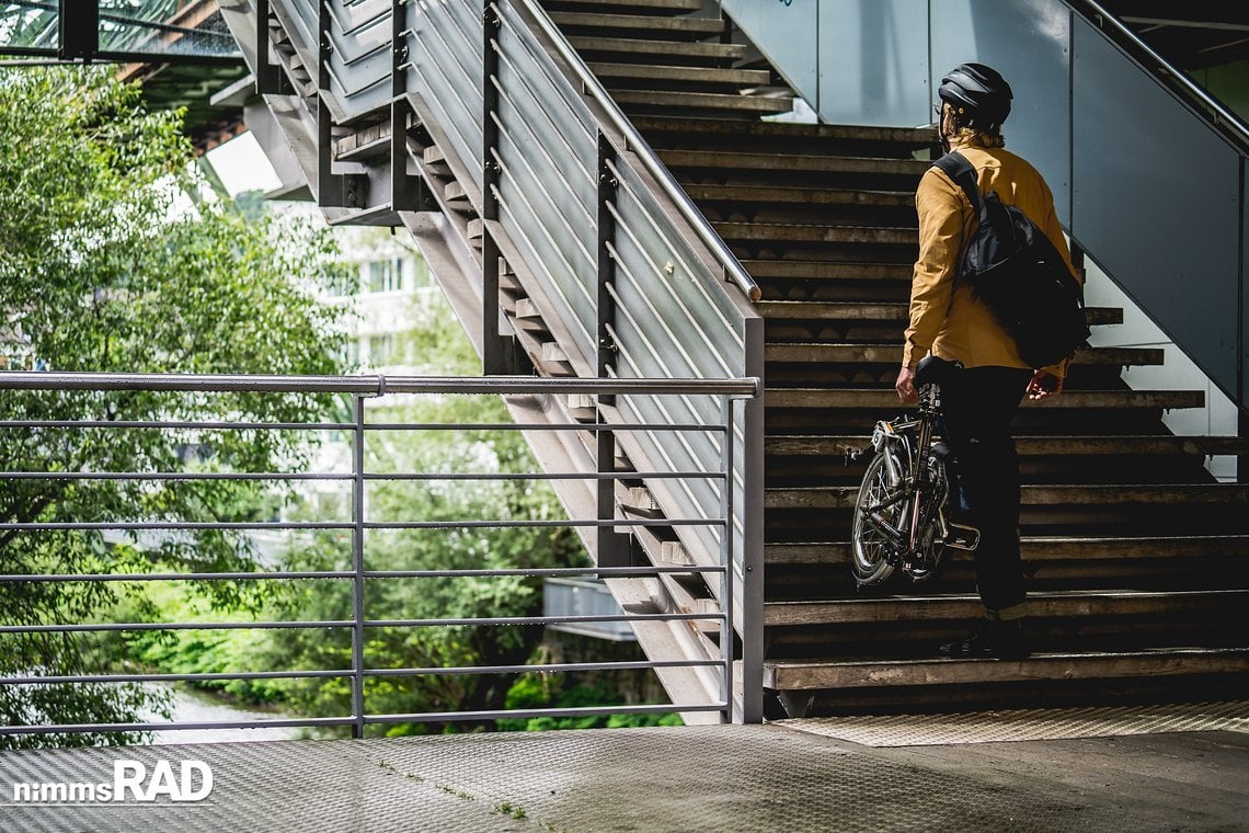 Angekommen an der Haltestelle ist das Brompton im Nu eingefaltet und bereit für den Einstieg.