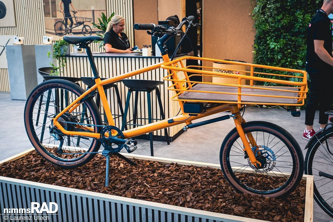 Wer hätte gedacht, dass ein senffarbenes Fahrrad so sexy aussehen kann?