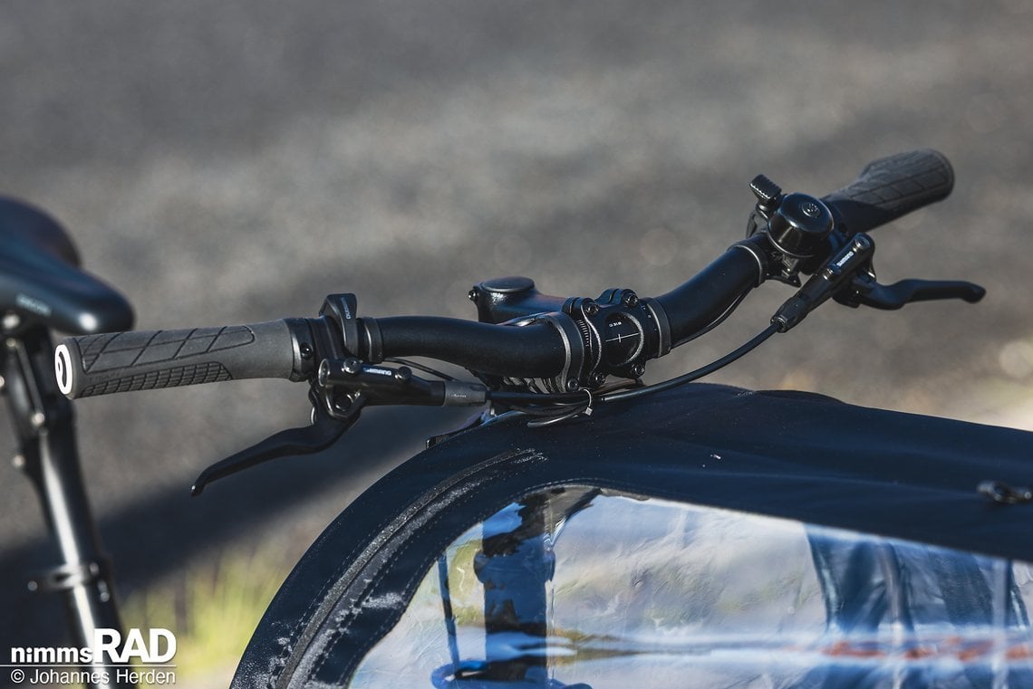 Das Cockpit fällt mit MTB-Lenker und relativ kurzem Vorbau sehr sportlich aus.