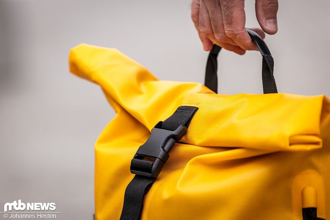 Verschlossen wird der Rucksack via Rolltop und Schnalle.