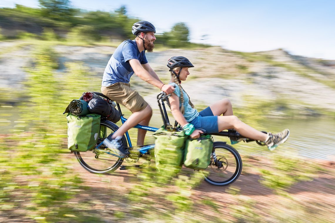 Auch auf Reisen und im Gelände ist das Hase Bikes Pino zu Hause – hier zu sehen in der Tour-Ausführung.