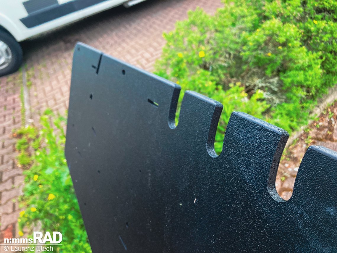 Die Basis für die Halterung bildet die hohe Seitenwand fürs Load, in welche entsprechende Aussparungen hinein gefräst wurden.