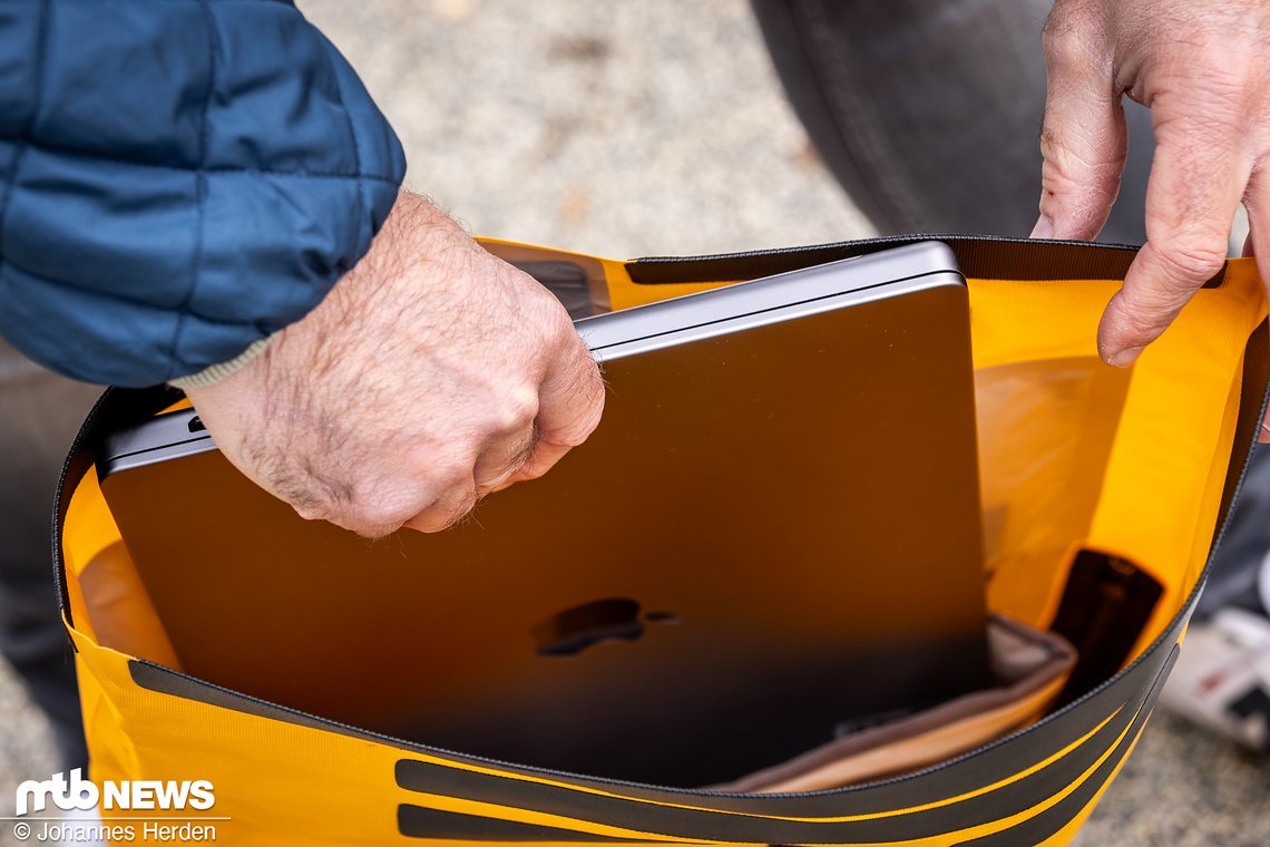 Der Laptop findet in einem gepolsterten Innenfach Platz