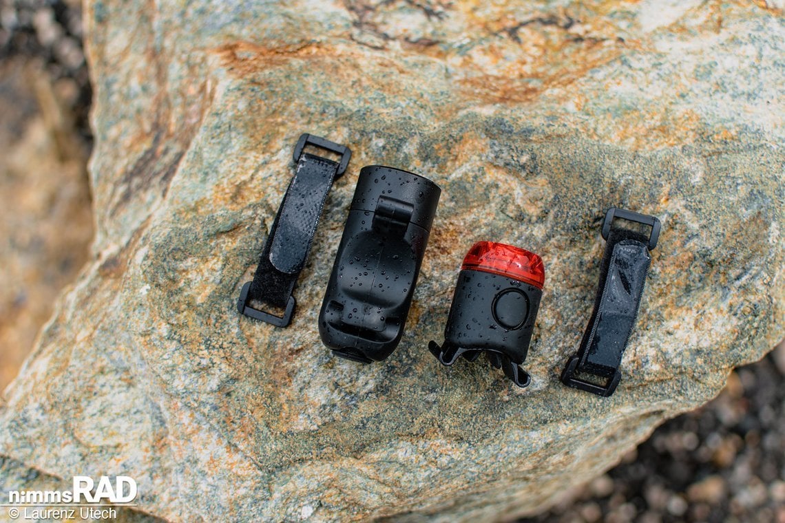 Die Befestigung der Knog Plugs mittels Klettverschluss ist zwar werkzeugfrei, aber auch nicht ganz einfach.