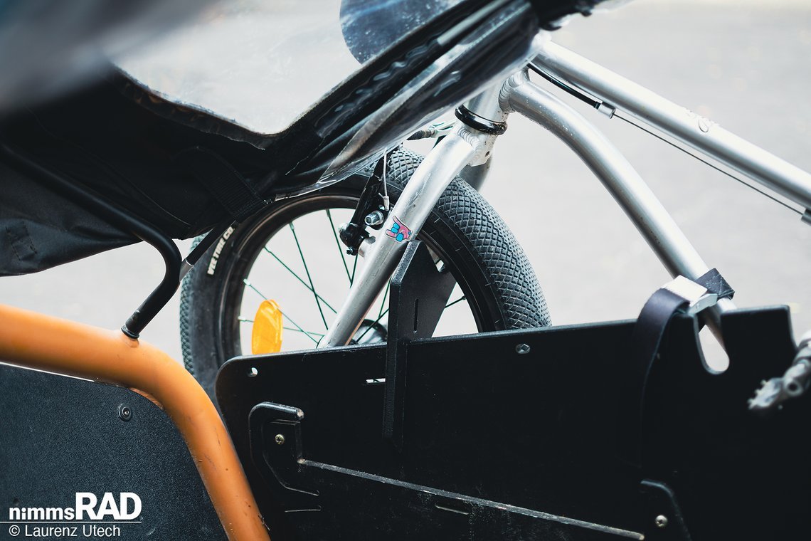 Wichtig fürs Handling: Der Haken muss durch die Speichen des Vorderrads – dann hängt das Kinderrad stabil ohne Rahmenkontakt.