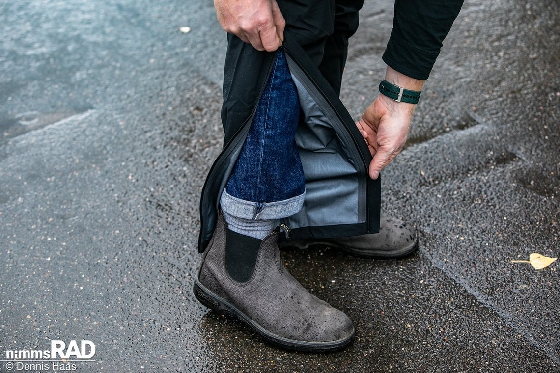 Die Hose passt über eine Jeans, kann aber problemlos auch über der Unterwäsche getragen werden.