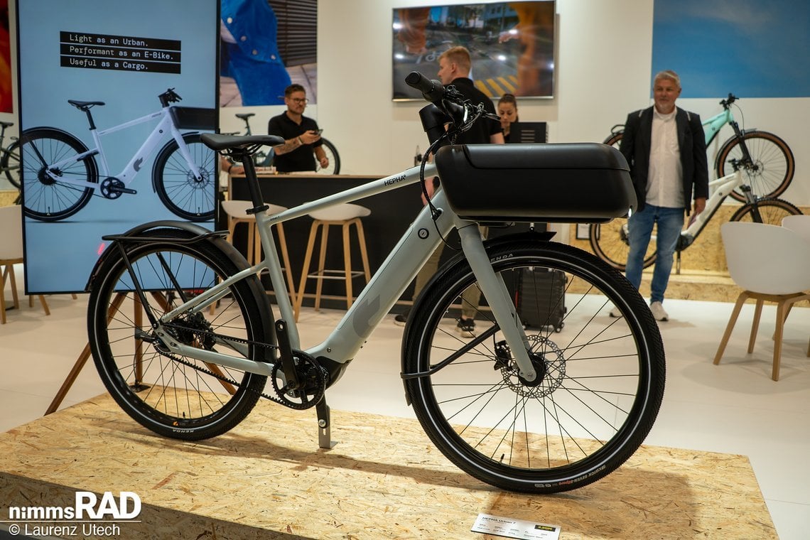 Das Hepha Urban 7 feiert Premiere auf der Eurobike und will unter anderem mit einem abschließbaren Kofferraum die Lücke zwischen Urban Bike und Lastenrad schließen.