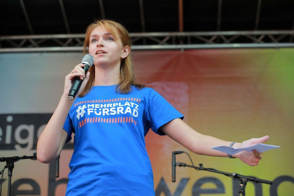 ADFC-Bundesvorsitzende Rebecca Peters auf einer Demo im Rahmen der IAA 2019.