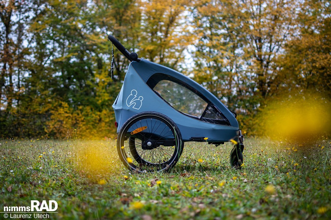 Der Hauck Dryk Plus kommt unter anderem mit gefederter Hinterachse, Buggy-Funktion, 2-in1-Wetterschutz und Doppelsitz.