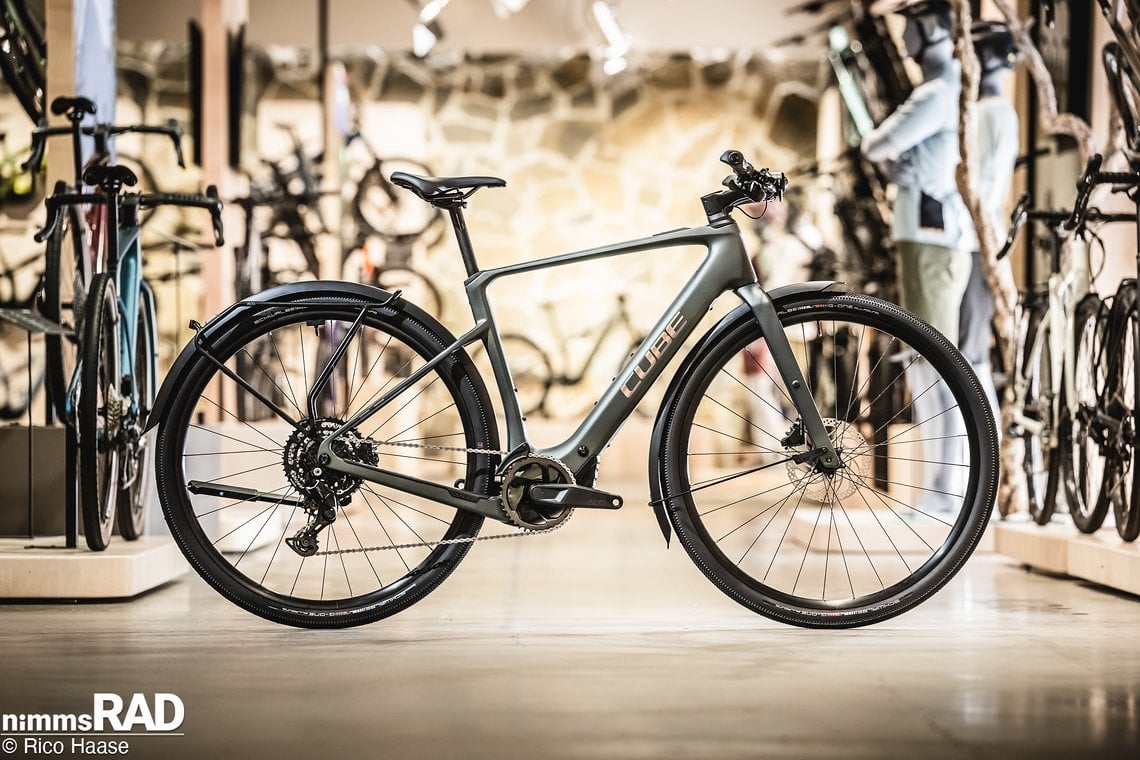 Das Cube Nulane Hybrid basiert auf dem Nuroad Hybrid E-Gravelbike und ist ein Race orientiertes Commuter-E-Bike mit leichtem Carbonrahmen und kompaktem Bosch SX Motor.