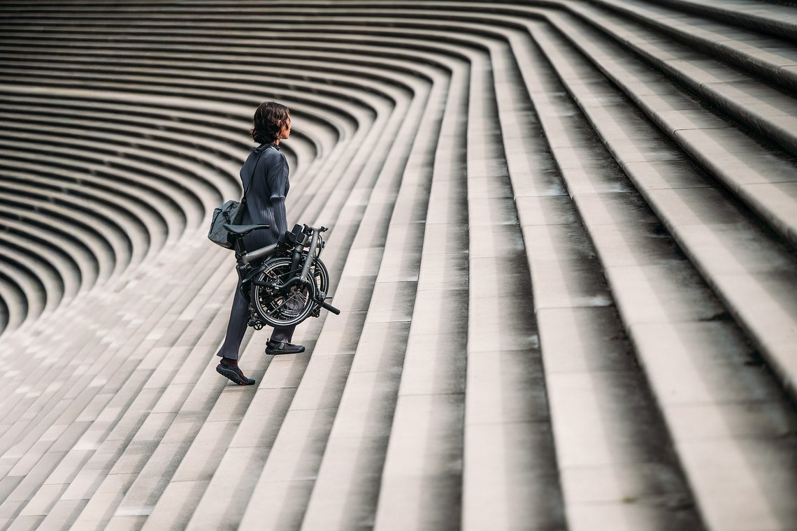 Die Brompton Electric T Line kombiniert Titan, Carbon und smarte Technik zu einem Premium-Faltrad für die Stadt. Die Brompton Electric T Line kombiniert Titan, Carbon und smarte Technik zu einem Premium-Faltrad für die Stadt.