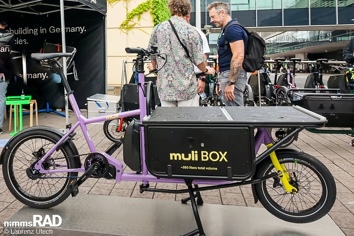 Doppelte Transportebene, kompakte Maße & und Lackierung nach Wahl: Die neue muli BOX bringt 400 Liter Ladevolumen auf unter zwei Meter Länge.