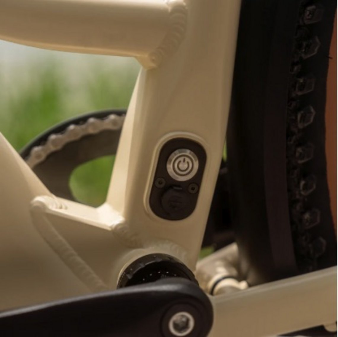 Der Bafang H600 Nabenmotor liefert bis zu 40 Nm und ein 360-Wh-Akku ist nahtlos in den Rahmen integriert.