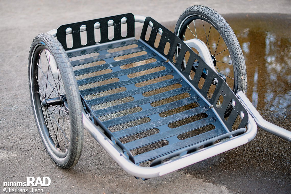 Der tiefe Aluminiumkorb mit Anti-Rutsch-Fläche bietet Platz für zwei Getränkekisten und mehr.