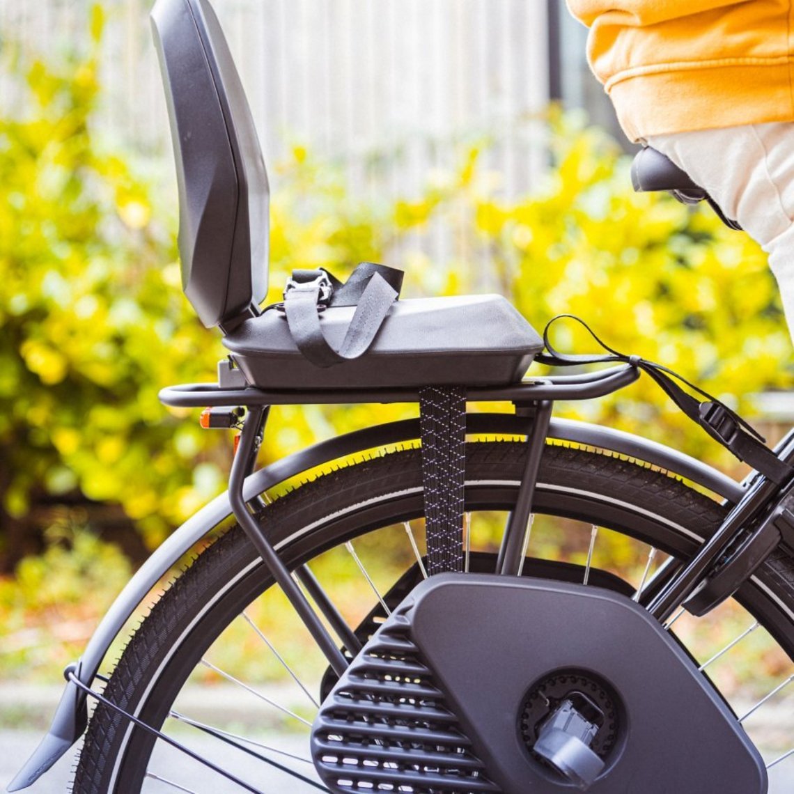 Nutzt man den One Junior an einem E-Bike ohne Speichenschutz und Fußrasten, muss das mitgelieferte Zubehör entsprechend zum Einsatz kommen, ansonsten drohen ernsthafte Verletzungen.