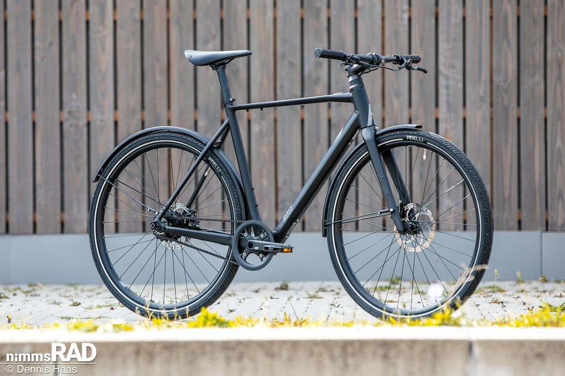 Das Rose Sneak Plus EQ kommt mit Mahle X35+-Motor, Gates-Riemeantrieb und Schutzblechen daher.