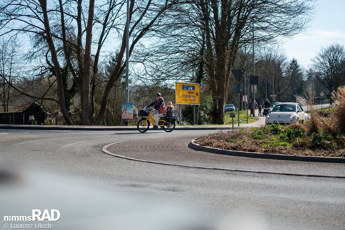 Das Manövrieren des Fahrrads gestaltet sich dank seines Radstandes von 128 cm ähnlich wie bei einem klassischen E-Bike …