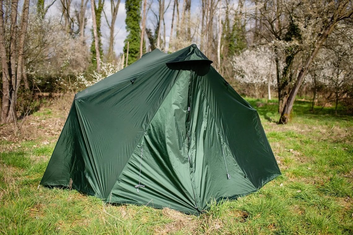 Das Tarp besteht aus einem wetterfesten Zeltstoff, ist einfach zu verstauen und schützt vor Wind, Regen und Sonne.