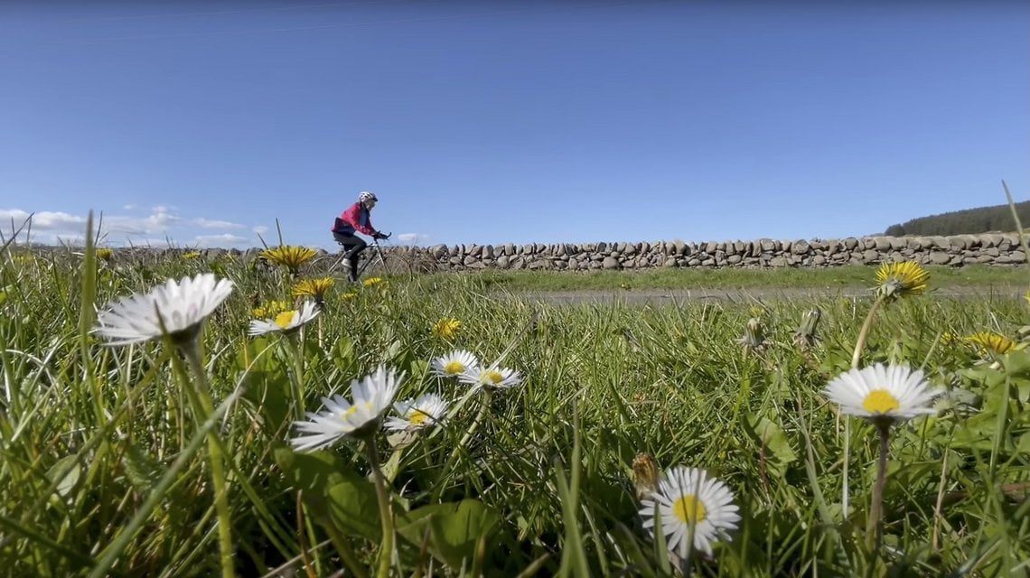 Beim Radfahren, sagt sie, sei der Schmerz über diesen Verlust besser auszuhalten.