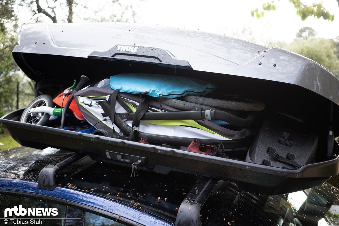 Besonders wichtig: Die Abmessungen des gefalteten Anhängers genau erfassen, um sicherzustellen, dass er auch in die Dachbox passt