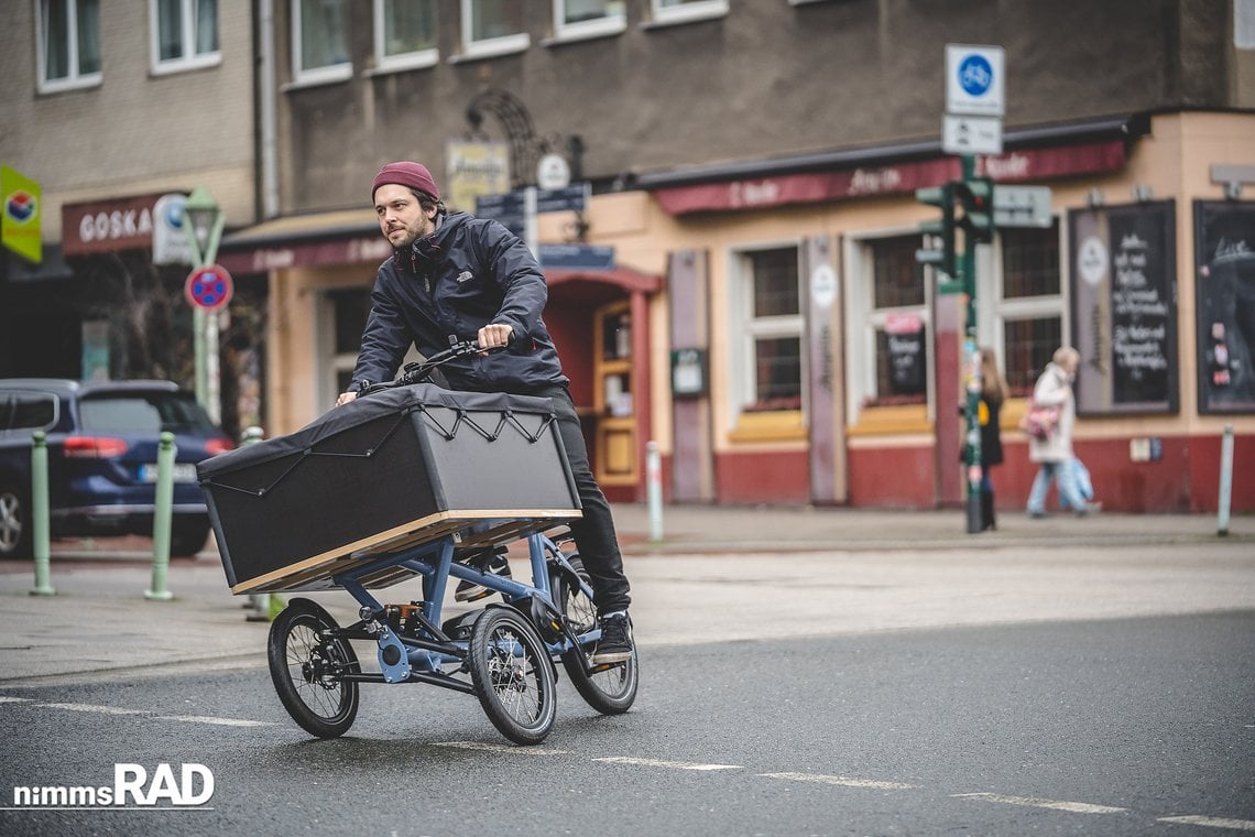 Kurven fahren mit dem Chike E-Cargo will geübt sein.