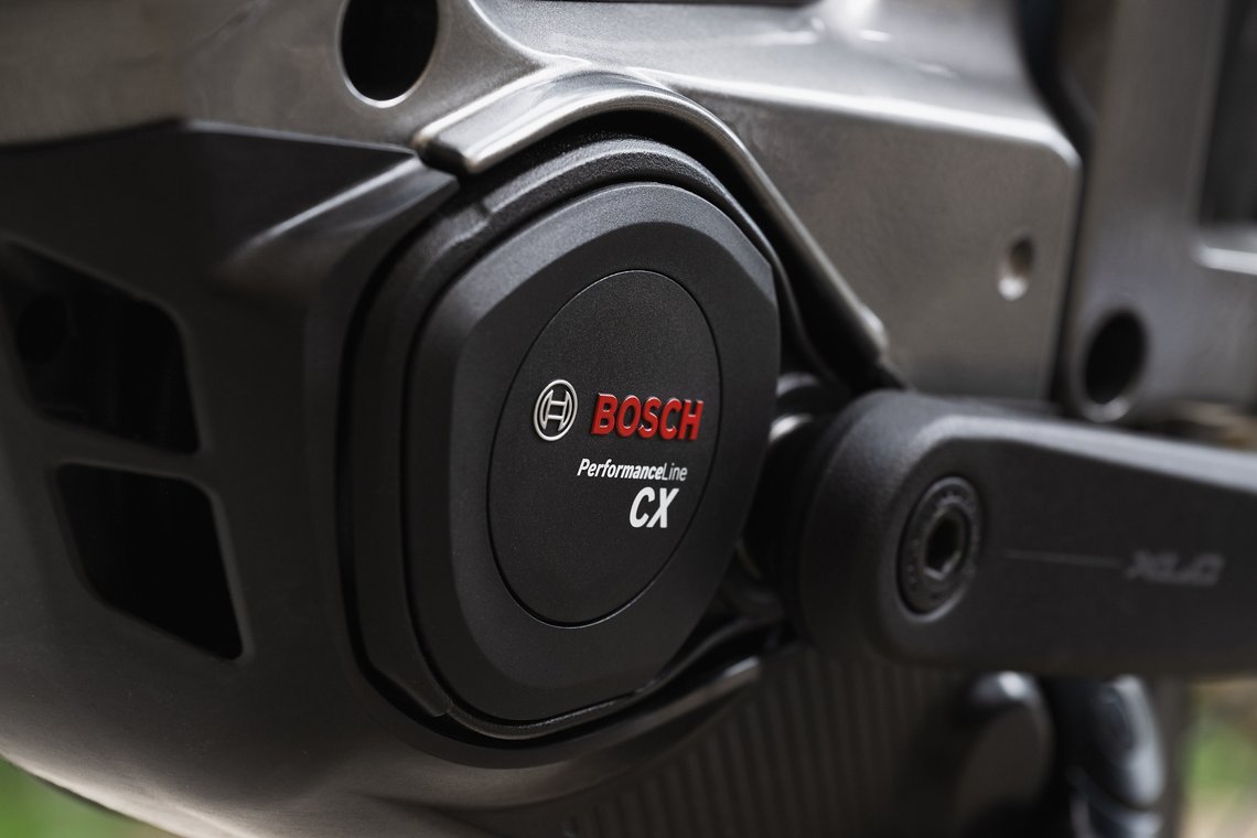 Für den Antrieb sorgt der Bosch CX, der durch ein Upgrade bis zu 100 Nm leisten kann in Kombination mit einem im Rahmen versteckten 800 Wh Akku.