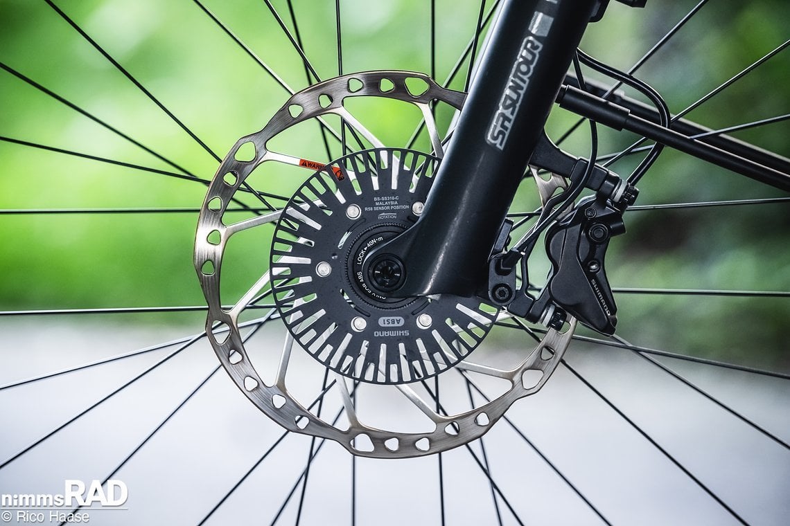 Optionales Bosch ABS und kräftige Shimano 4-Kolben-Bremsen garantieren maximale Sicherheit – bei jedem Tempo und Wetter.